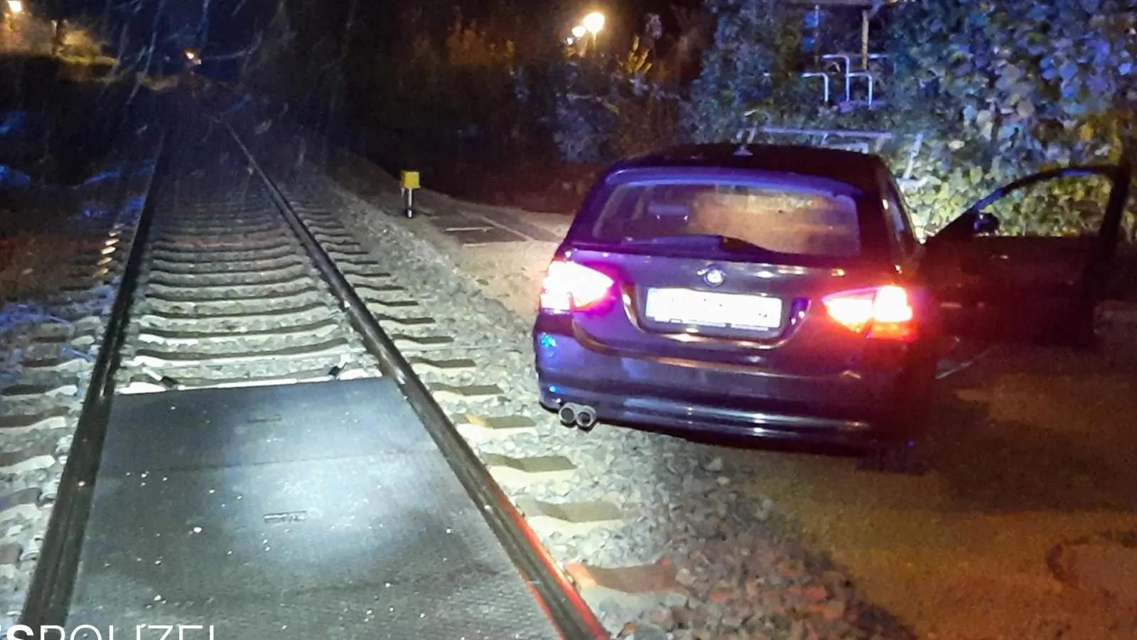 Eine 86-Jährige hat ihren Pkw - vermutlich aus Versehen - ins Bahngleis gesteuert. (Foto: Bundespolizei)