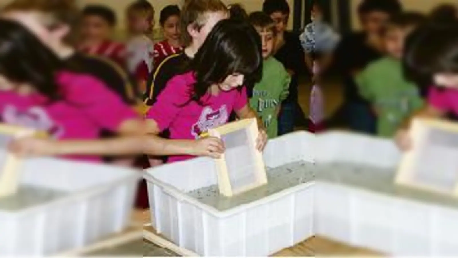 Hochkonzentriert schöpft die achtjährige Laura im Keller des Museums »ihr« Papier.  (Foto: pa)