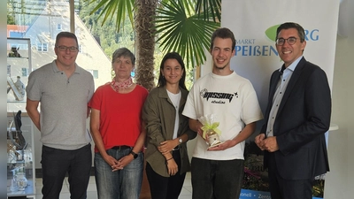 Die Ausbildung hat begonnen (v.l.): Andreas Fischer (stellv. Geschäftlsleiter), Claudia Gorn (Personalratsvorsitzende), Christina Sporer (Ausbilderin), Maximilian Kotz und Frank Zellner (Erster Bürgermeister). (Foto: Gemeinde)