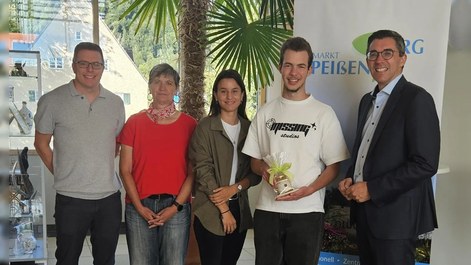 Die Ausbildung hat begonnen (v.l.): Andreas Fischer (stellv. Geschäftlsleiter), Claudia Gorn (Personalratsvorsitzende), Christina Sporer (Ausbilderin), Maximilian Kotz und Frank Zellner (Erster Bürgermeister). (Foto: Gemeinde)