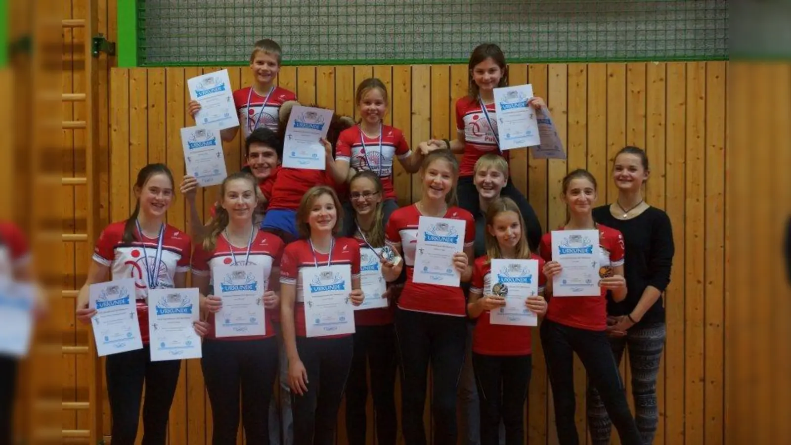 Die erfolgreichen Radsportler:· Vorne: Johanna Grünig, Laura Schmidt, Helen Fröschle, Anne Mahr, Marlene Czapka, Julia Eichhorn, dahinter Sabine Tausch, Lisa Mahr, Steffi Tausch. Hinten: Michael Bablok mit Benedikt Demmeler auf den Schultern, Maritu Mäder, Katharina Hupfauer (von links). (Foto: RSV)