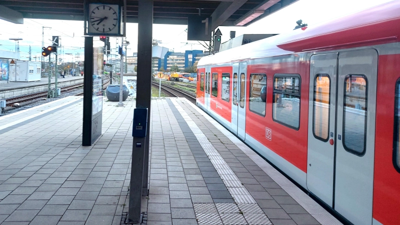 Ein Mädchen soll in der S-Bahn Richtung Ostbahnhof sexuell belästigt worden sein. Die Betroffene stieg am Leuchtenbergring aus. (Archivbild: bas)