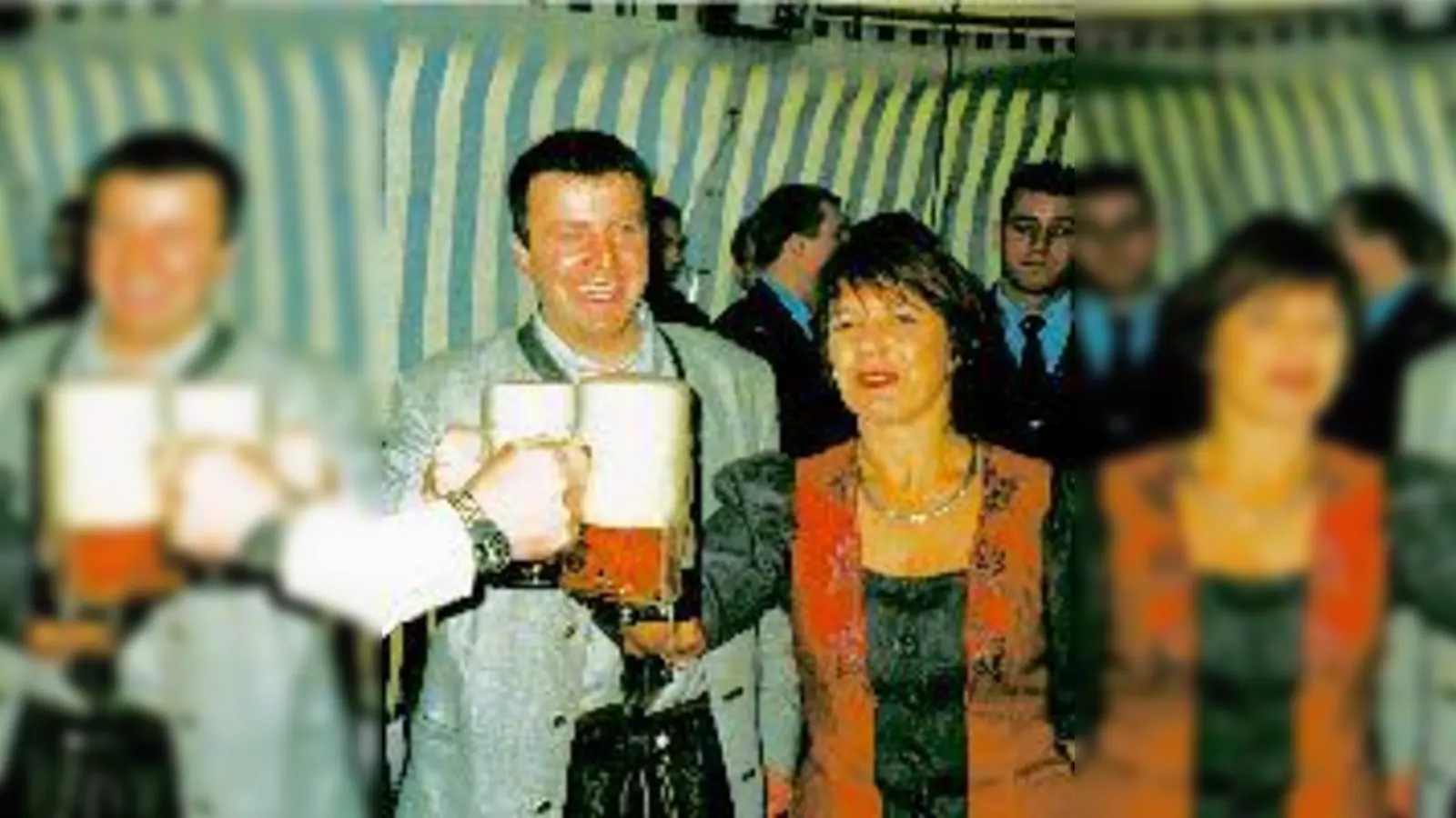Die Stadträte Diana Stachowitz und Alexander Reissl (li.) stoßen mit dem Festwirt  (an.Foto: Schwepfinger)