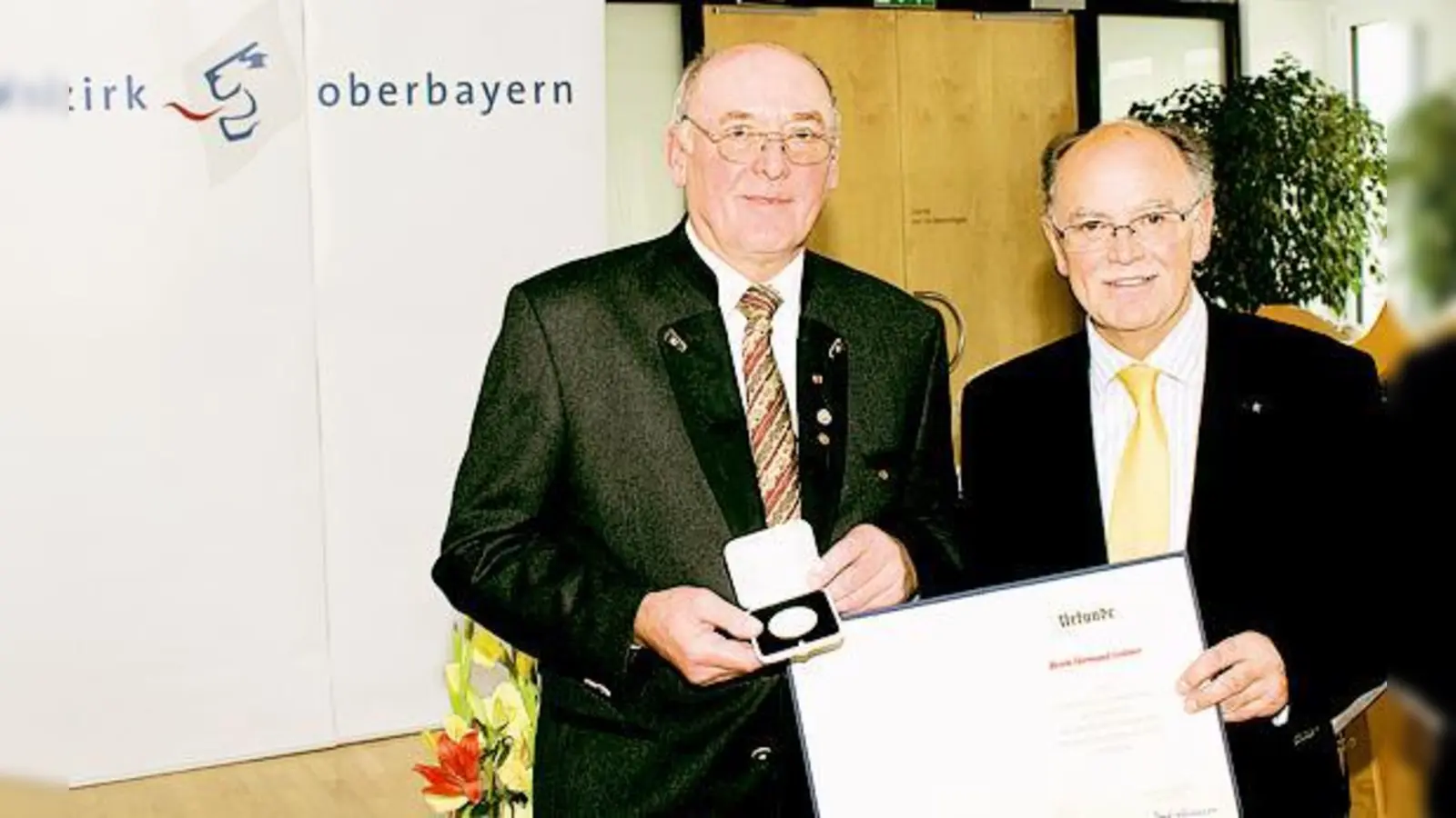 Hermund Göttner (li.) bei der Überreichung der  Medaille und Urkunde durch Bezirkstagspräsident  Josef Mederer.	 (Foto: Bezirkstag)