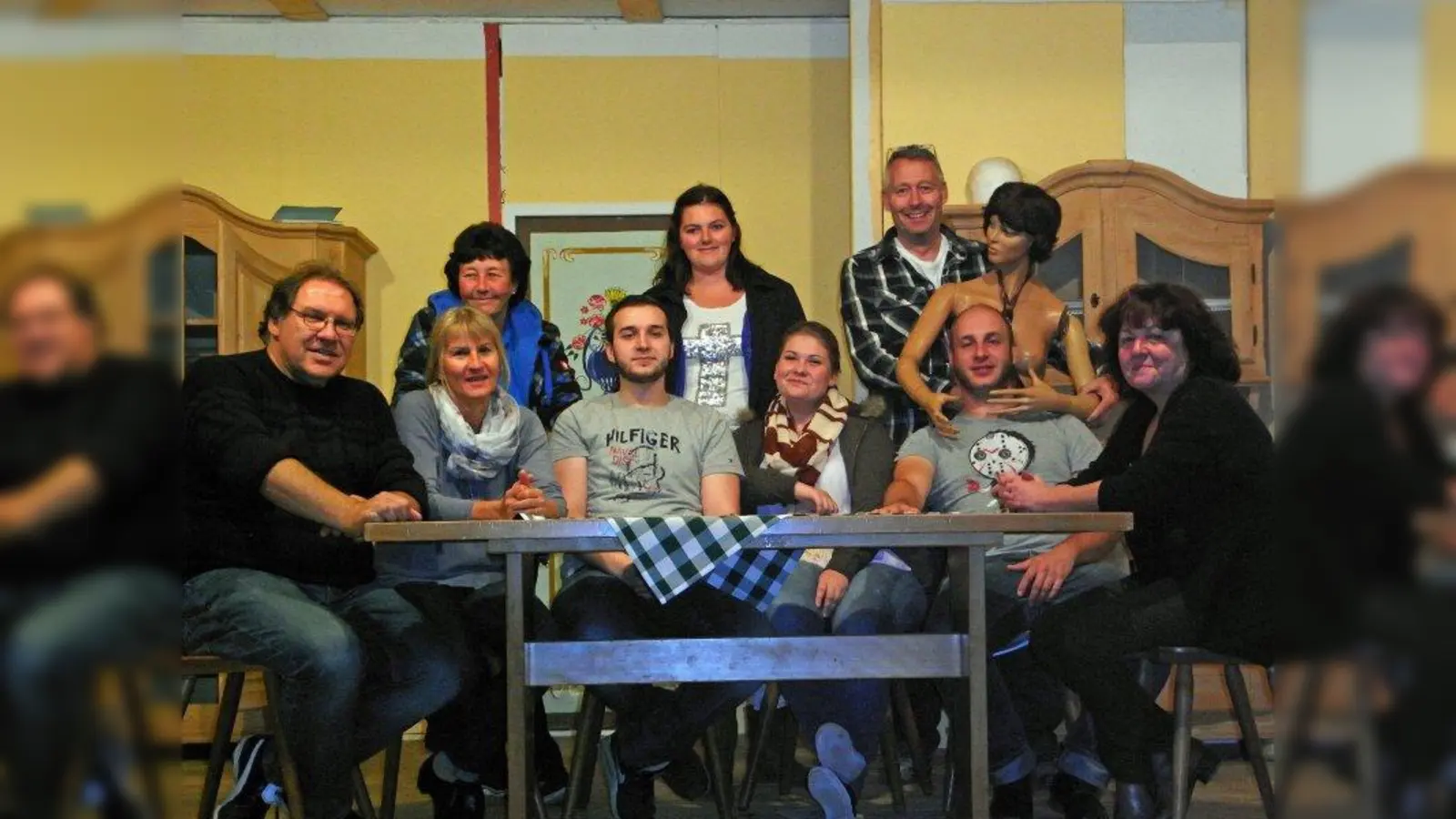 Das Ensemble der Neuaubinger Volksbühne mit dem Zuckerpupperl, das für ordentliche Verwirrung sorgt. (Foto: pi)