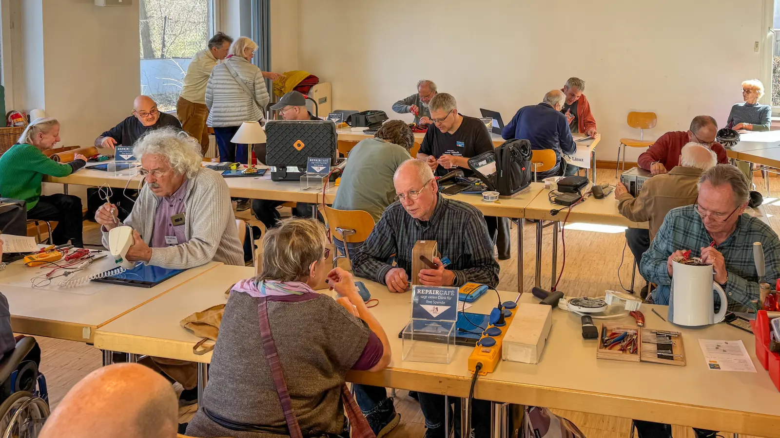 Die Experten vor Ort helfen bei der Reparatur von Gegenständen aller Art. (Foto: Michael Himmelstoß)