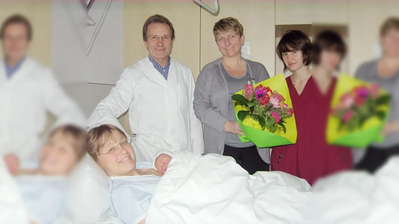 Gerhard Sandner, Carola Köckritz und Christa ­Gottwald freuen sich gemeinsam mit Mutter Anke Hübner über die Geburt von Amelie (v. li.).  (Foto: Städtisches Klinikum München)