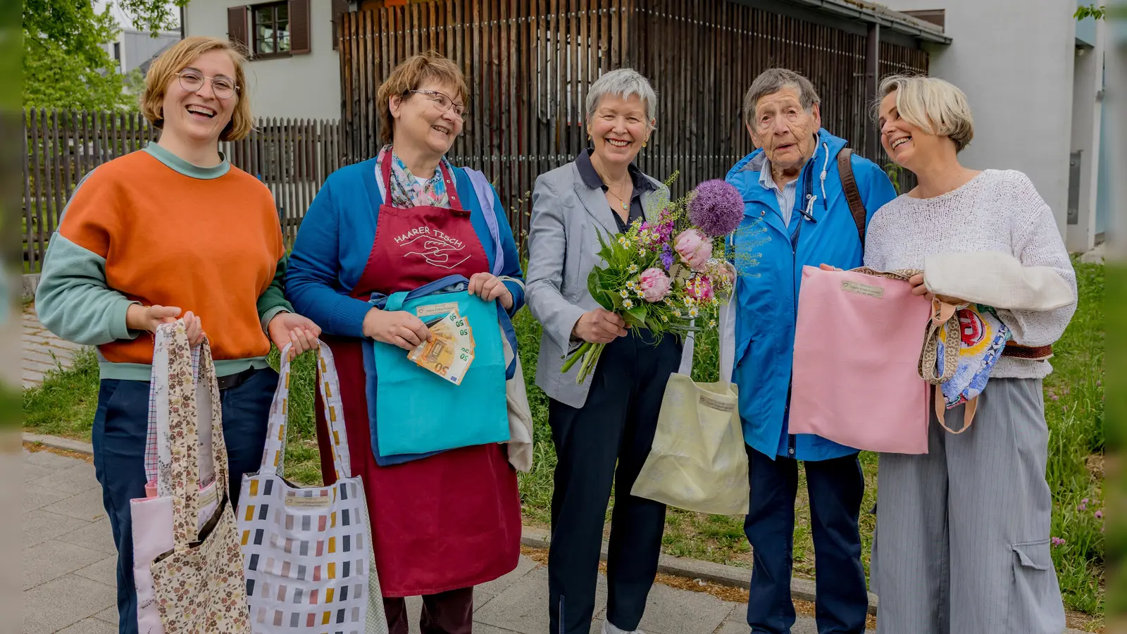 Die Initiatorinnen Hannah Link (li.) und Claudia Erl (re.) vom Rathaus überbrachten das Geld an Eva Genseleiter (2.v.l.) und Traudl Vater (2.v.r.) vom Haarer Tisch. Und ein Blumenstrauß für die fleißigste Näherin, Karin Lüthen (Mitte), war auch längst überfällig. (Foto: Janina Ruthenkolk)