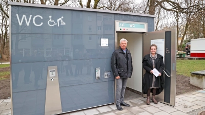 Oberbürgermeister Dieter Reiter und Baureferentin Jeanne-Marie Ehbauer bei der Eröffnung einer neuen öffentlichen Toilettenanlage. (Foto: Michael Nagy / Presseamt)