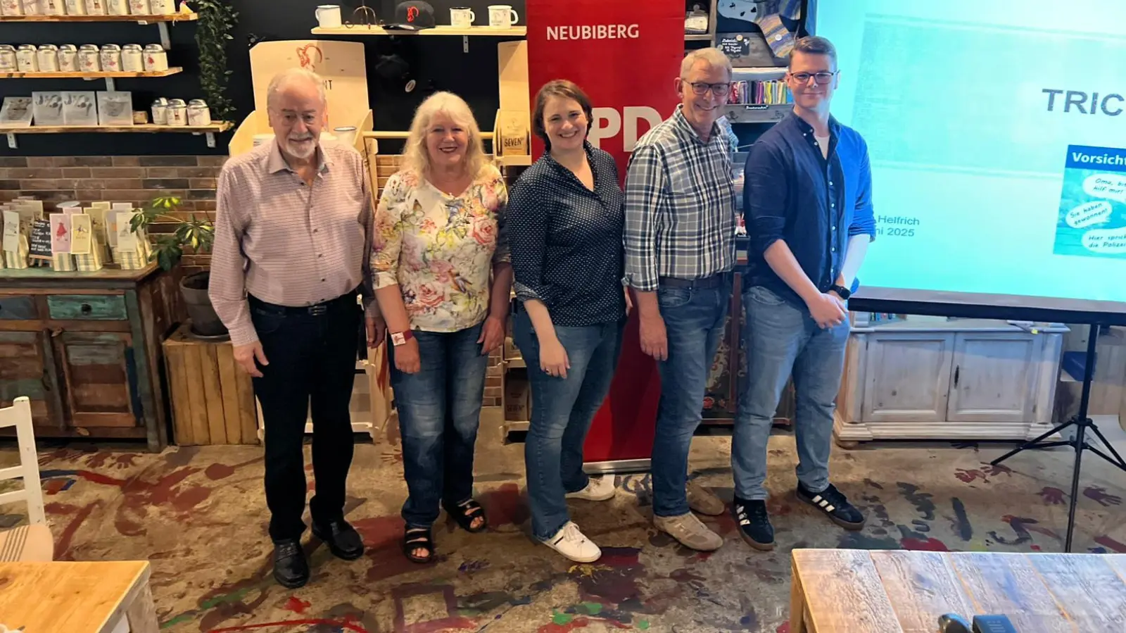 Informierten zum Thema Trickbetrug (v.l.) Volker Buck, Maria Weiß, Katharina Creydt, Arno Helfrich und Neal Weber vom SPD-Ortsverein. (Foto: Böhrer)