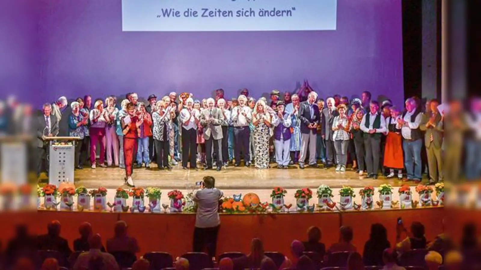 Zum Abschluss versammelten sich alle Mitwirkenden auf der Bühne.	 (Foto: Hanno Lenze)