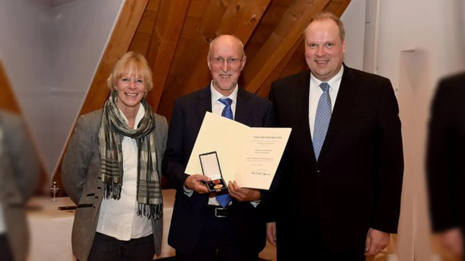 Höhenkirchen-Siegertsbrunns Bürgermeisterin Ursula Mayer gratulierte gemeinsam mit Landrat Christoph Göbel (r.) Franz Nachbichler (Bildmitte) zur Aushändigung des Verdienstmedaille des Verdienstordens der Bundesrepublik Deutschland. (Foto: VA)