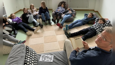 Auch Christian Schmitz (rechts), Schulleiter der Staatlichen Realschule Herrsching, las den Fünftklässlern vor. (Foto: RSH)