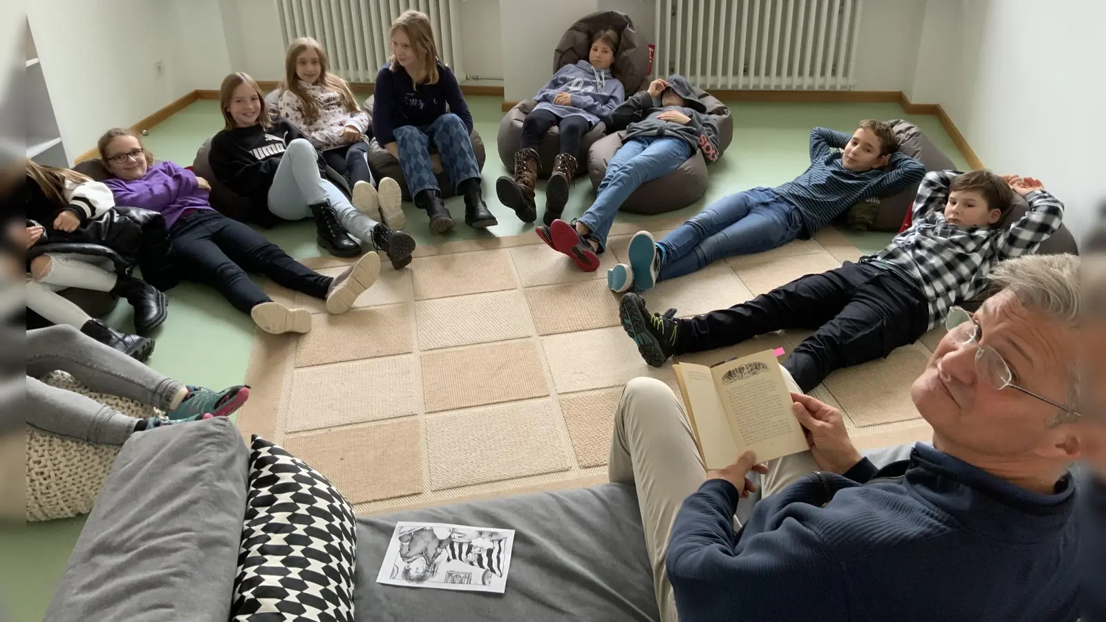 Auch Christian Schmitz (rechts), Schulleiter der Staatlichen Realschule Herrsching, las den Fünftklässlern vor. (Foto: RSH)