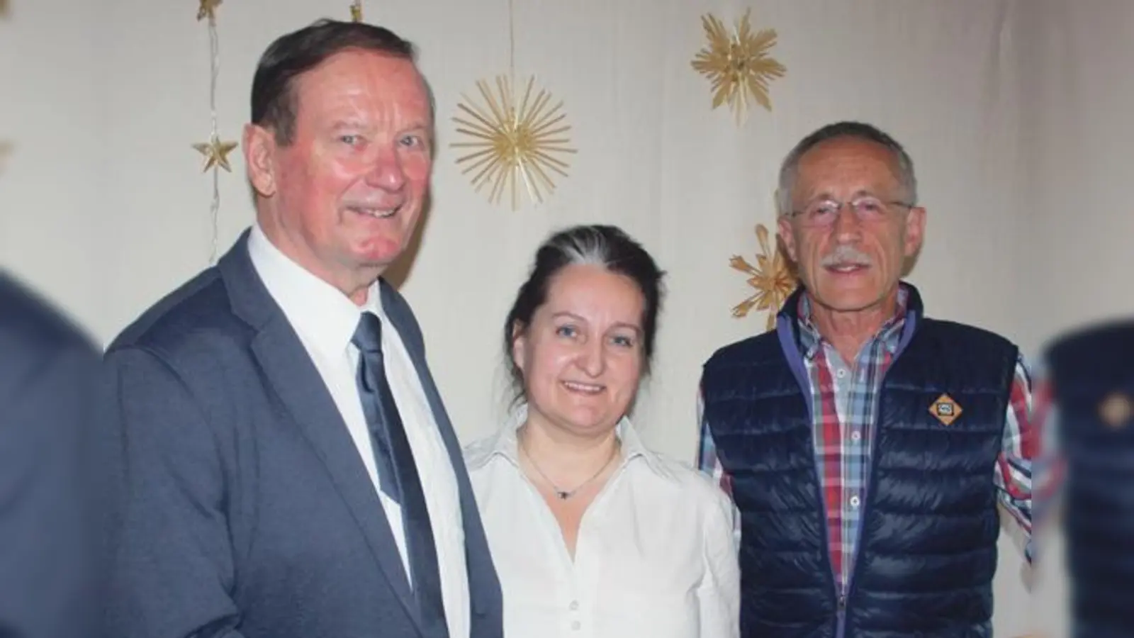 Der Alte und der Neue: Martin Weber (r.) löst Adi Maier (l.) als BLSV-Kreisvorsitzender ab. Petra Rittler vom FMG-Regionalbüro überreichte dem scheidenden BLSV-Chef ein Abschiedsgeschenk als Dank für die gute Zusammenarbeit.	 (Foto: VA)