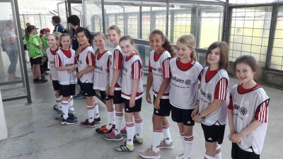 Großer Tag für die jungen Fußballerinnen des SV Lochhausen (im Bild): Beim kürzlich ausgetragenen Bundesligaspiel der Frauenmannschaft des FC Bayern München gegen den FF USV Jena hatte die Lochhausener Fußballtruppe die Ehre mit den Bayern-Spielerinnen ins Stadion einlaufen zu dürfen. Unterstützt von über 40 Familienangehörigen, Freunden und Betreuern reisten die Kickerinnen zum Stadion an die Grünwalder Straße, um ihre Idole näher kennenzulernen. Nach dem Spiel nahmen sich die Profis der Bayern-Frauenmannschaft ausgiebig Zeit dem Nachwuchs Autogrammwünsche zu erfüllen und für ein Selfie parat zu stehen. (Foto: SV Lochhausen)