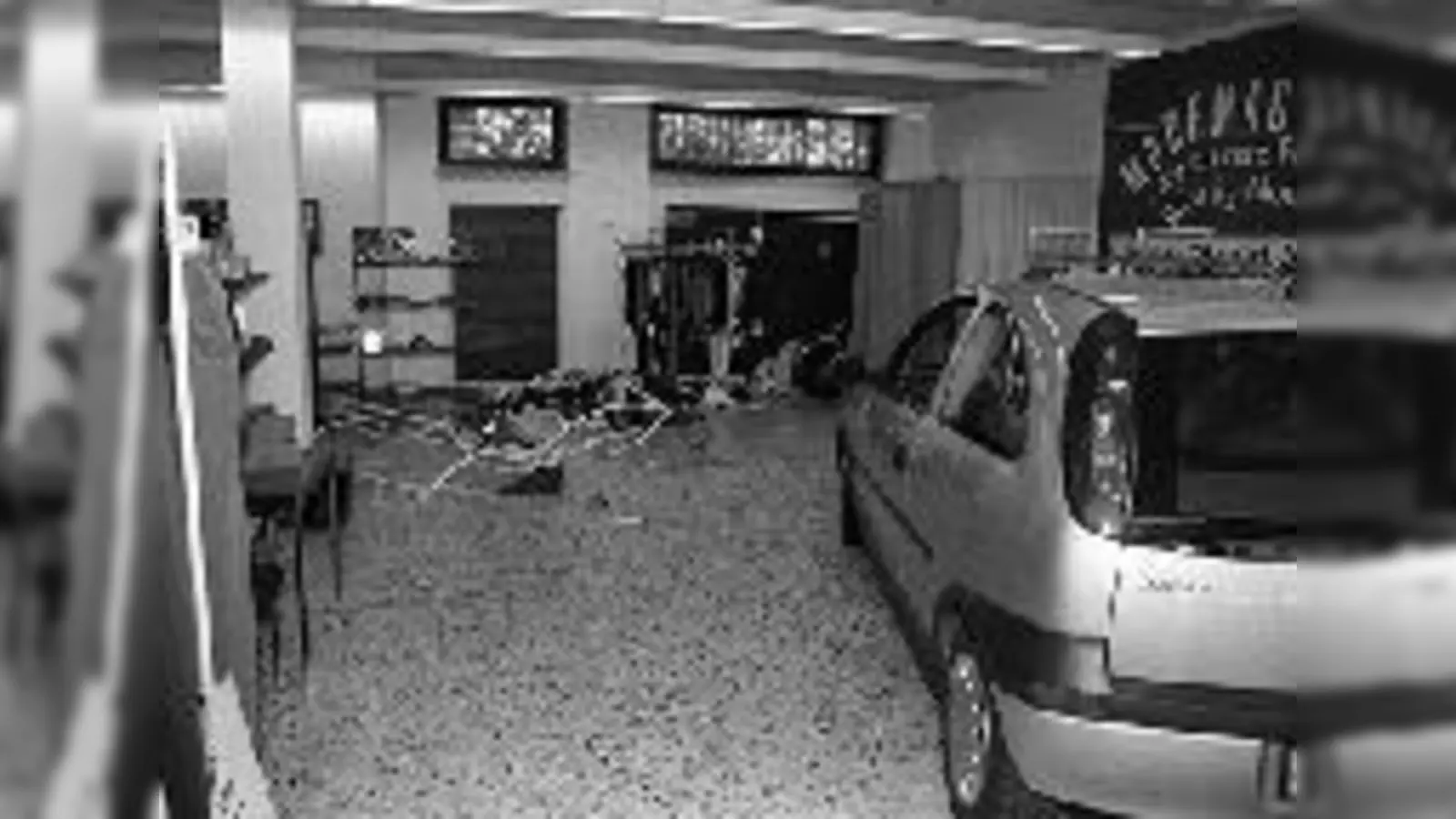 Statt einzuparken, ins Schaufenster gekracht.  (Foto: Feuerwehr)