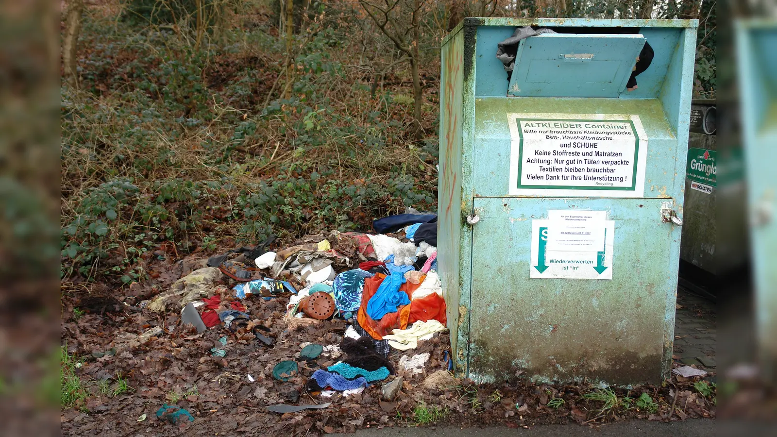 Überfüllter Altkleidercontainer: Die Organisationen, die Textilien sammeln, sind auch in Krisenzeiten bemüht, die Entleerung sicherzustellen. (Foto: Thomas Max Müller/pixelio.de )
