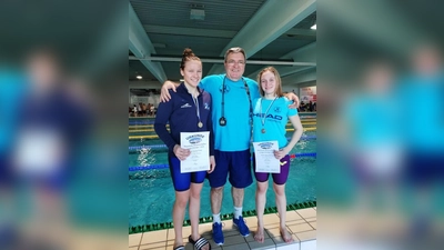 Hervorragende Leistung: Amelie Zachenhuber (li.) holte Gold, Eileen Molas Huerta (re.) Bronze auf der 400 Meter Lagen Distanz. Headcoach des SC Prinz Eugen, Elli (Mitte), zeigte sich stolz über die Leistungen seiner  (Schwimmer.Foto: Verein)