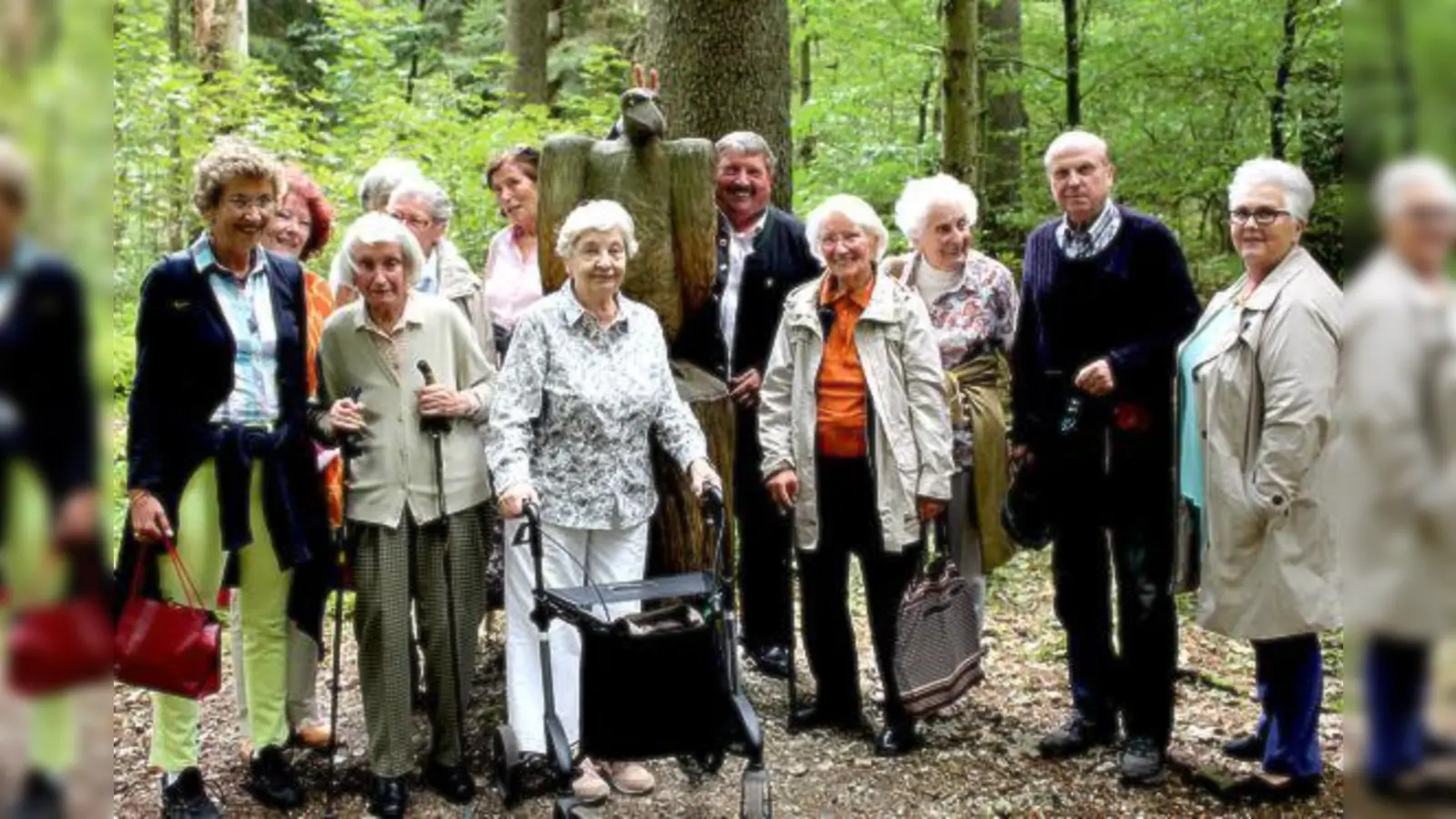 Die Teilnehmer mit dem Vaterstettener Bürgermeister Georg Reitsberger, der vorsorglich den »Pleitegeier« mit dem auf Vaterstetten gemünzten »Victory-Zeichen« abmildert.	 (Foto: Manfred Schmidt)