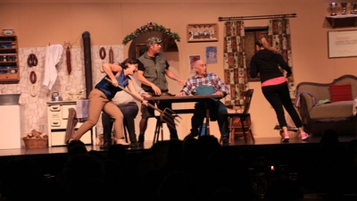 Die Laienspielgruppe Unterföhring spielt „Der bezahlte Urlaub“, eine bayerische Komödie in drei Akten. (Foto: VA)