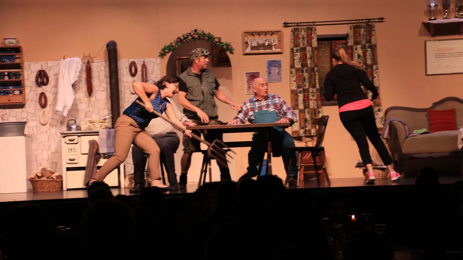 Die Laienspielgruppe Unterföhring spielt „Der bezahlte Urlaub“, eine bayerische Komödie in drei Akten. (Foto: VA)