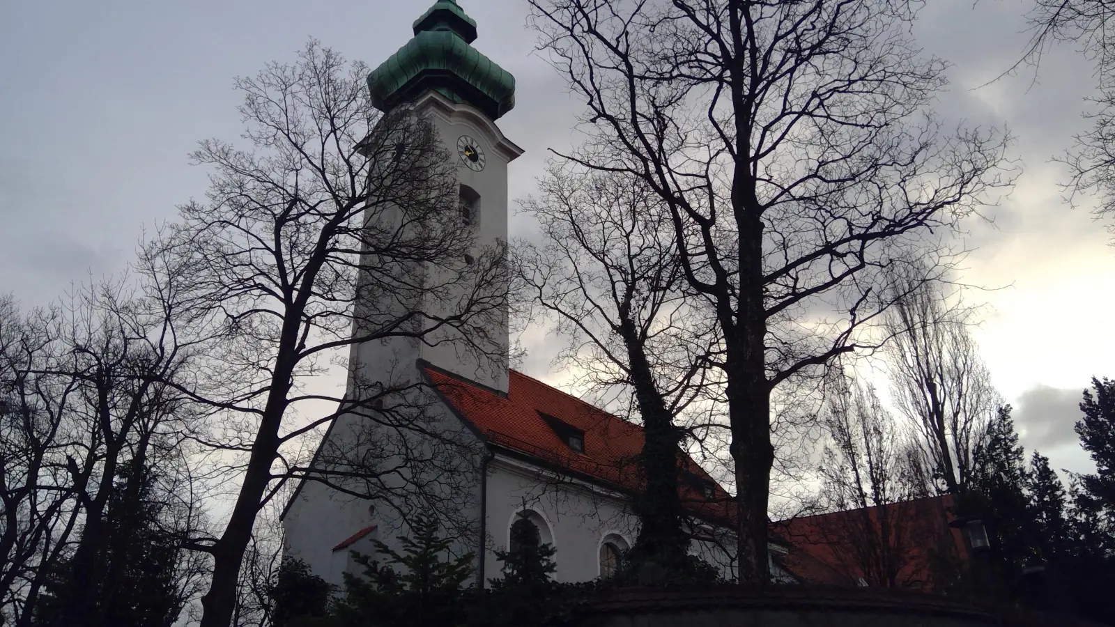 Die Kirche St. Georg in Bogenhausen ist besonders für ihren umliegenden Prominentenfriedhof bekannt. (Foto: bas)