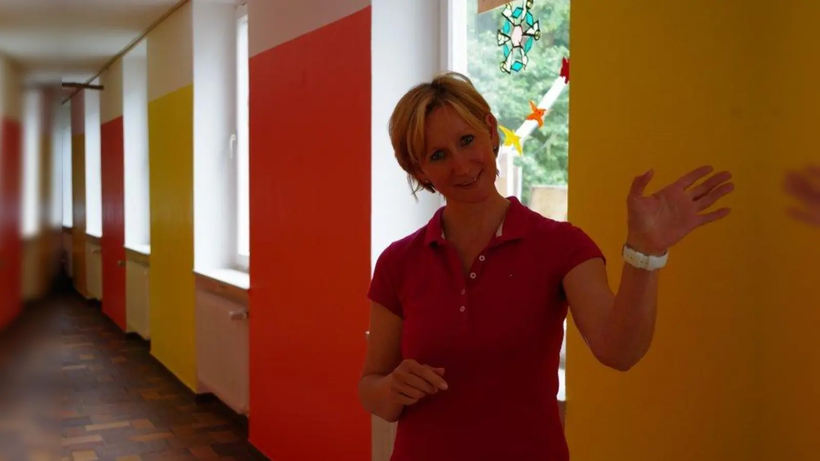 Hier in den Gängen und auch in der Aula wurde neu gestrichen! Alexandra Janssen, neue Rektorin der Grundschule an der Camerloherstraße 110, veranlasste, dass die grauen Wände bunt werden. Das Schulgebäude wird erst in ein paar Jahren durch einen Neubau ersetzt. (Foto: kö)