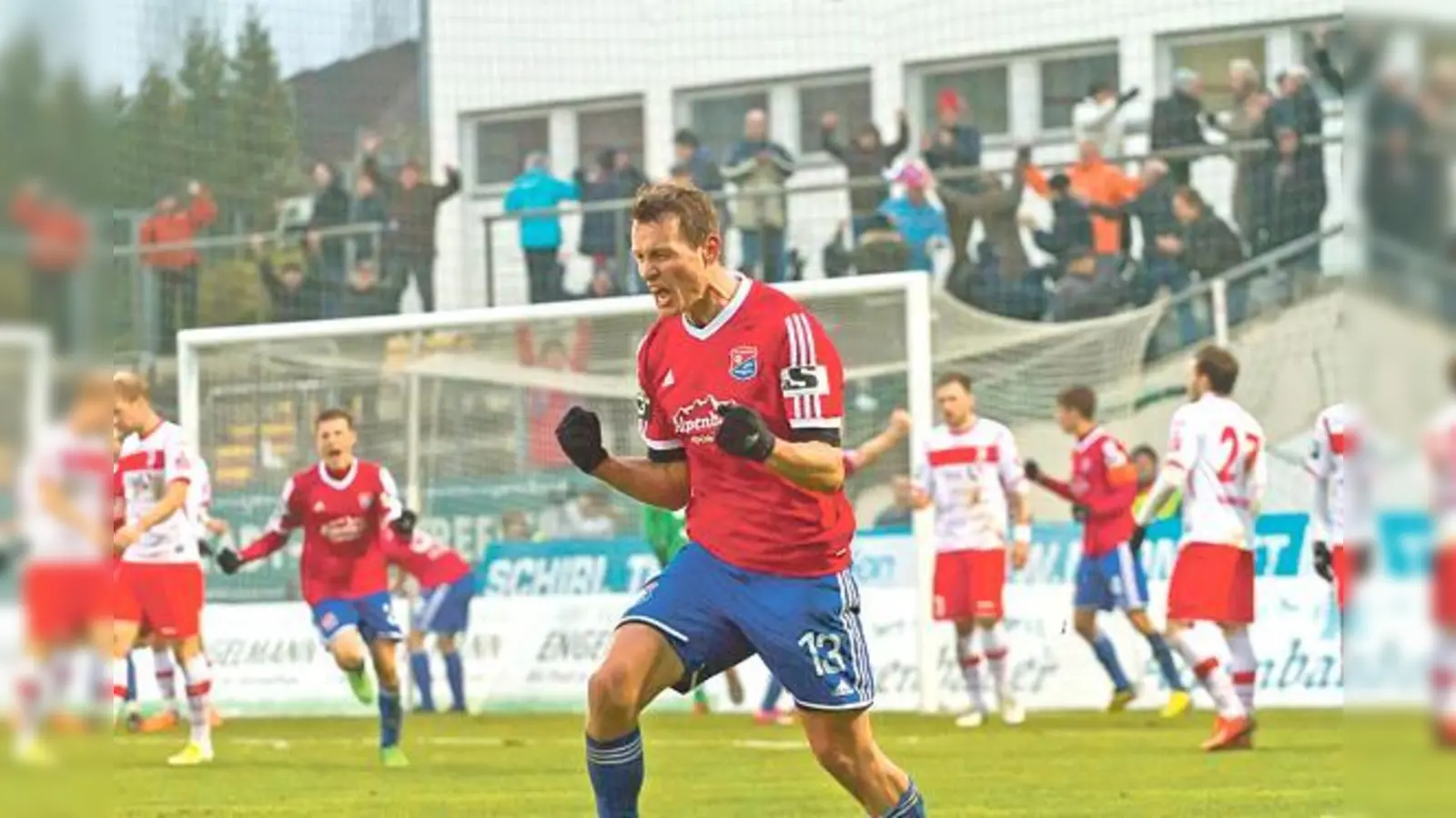 Der Befreiungsschlag! Benjamin Schwarz bringt seine Hachinger in der 89. Minute in Führung.	 (Foto: Stefan Kukral)