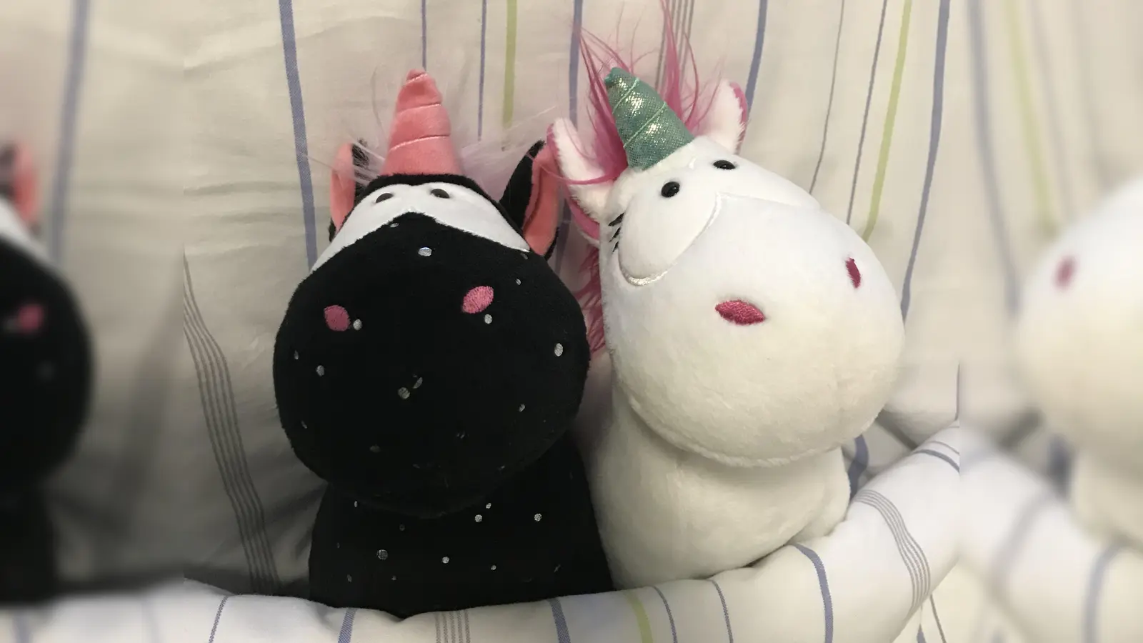 Spielzeug und Kinderbekleidung findet man auf dem Flohmarkt in Otterfing. (Foto: hw)