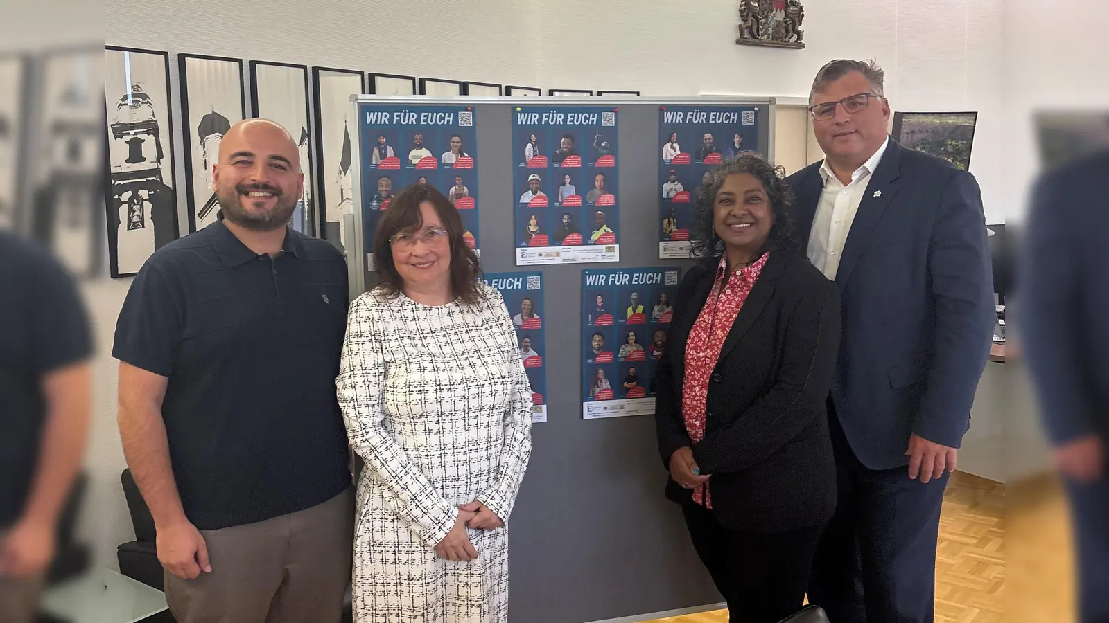 Dardan Kolic, Michaela Wintermayr-Greck, Diane Pohl und Stefan Löwl (v. l.) vor einem Auszug der Kampagne. (Foto:  LRA Dachau, Sina Török)