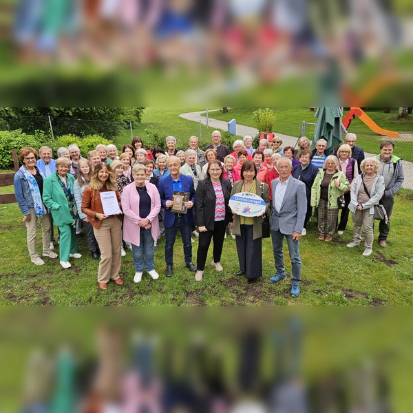 Der TSV freut sich über die Auszeichnung zusammen mit (vorne von links): Margit Schulte (Trainerin), Petra Bauernfeind (neue Seniorenreferentin der Stadt Erding), Rainer Lex (Gauvorsitzender des Breitensports), TSV-Präsidentin des TSV Irmgard Borgs, Erdings 3. Bürgermeisterin Helga Stieglmeier und Martin Weber (Kreisvorsitzender BLSV). (Foto: TSV)