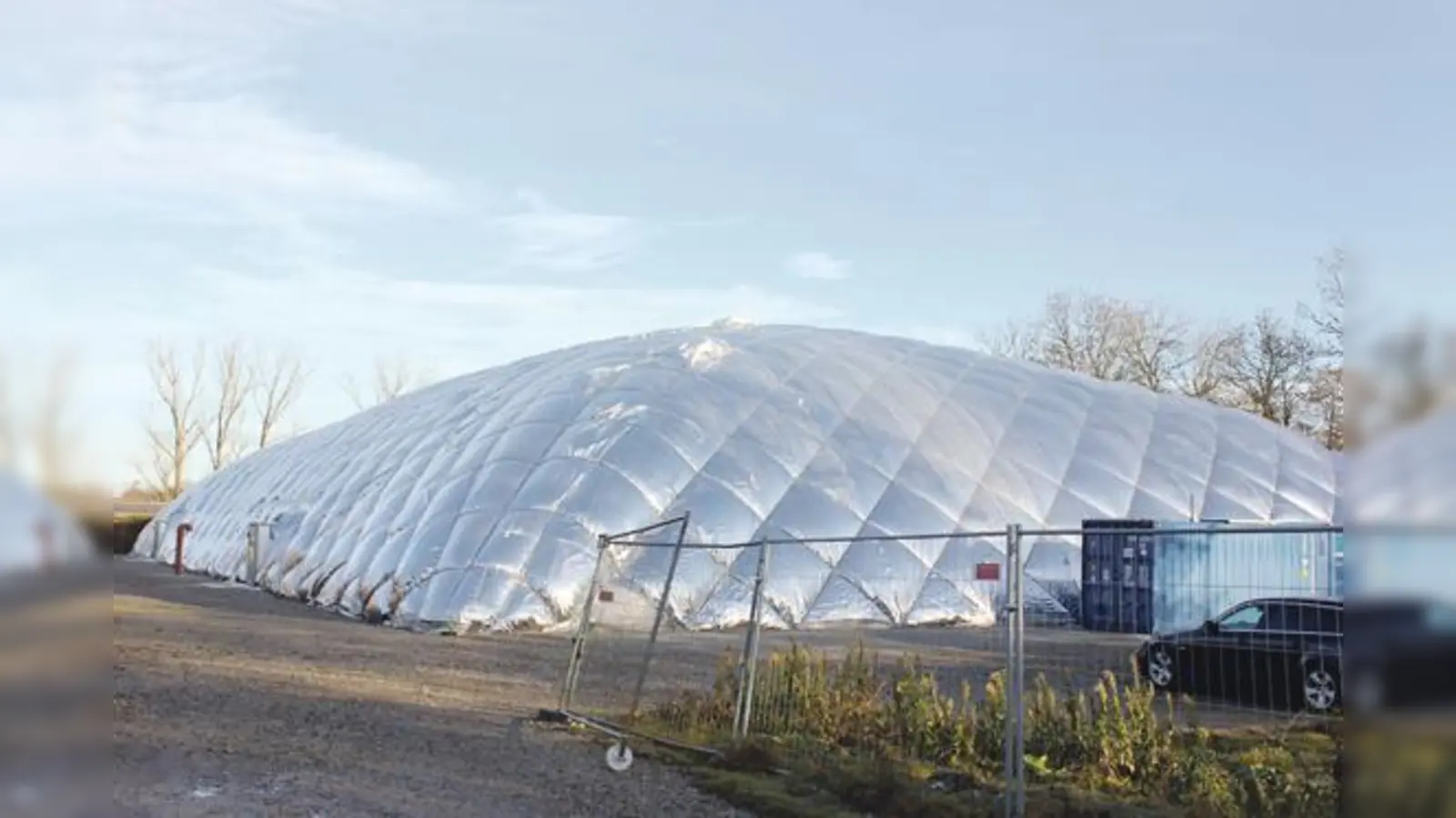 Nur durch massiven Polizeieinsatz konnte in der Traglufthalle Grub eine Massenschlägerei verhindert werden.	 (Foto: sd)