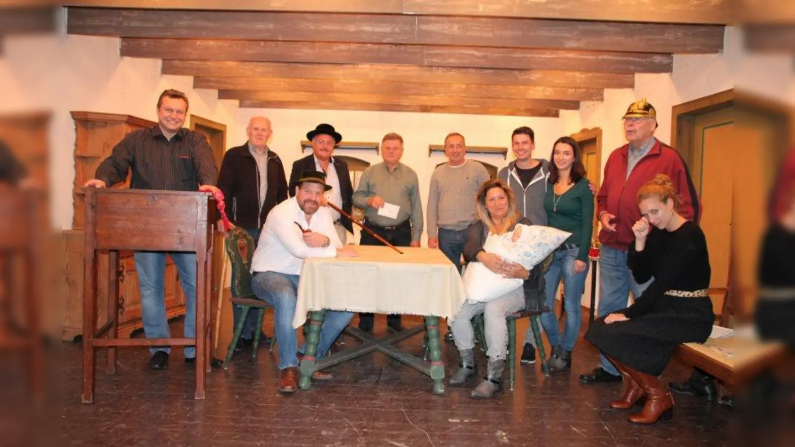 Beim siebten Buam spielen mit: stehend  v.l. Florian Brenner, Helmut Köstler, Gerhard Fuchs, Kurt Mory, Peter Krötz, Andreas Stürzer, Julia Frank, Herbert Reichelt, sitzend v.l. Andi Maisberger, Gisela Fuchs und Tanja Semlinger. Auf dem Foto fehlen Adolf Frank, der den Schneidermeister Stangelhofer spielt, und die acht Kids, die in die Rollen der sechs Buben schlüpfen. (Foto: bb)