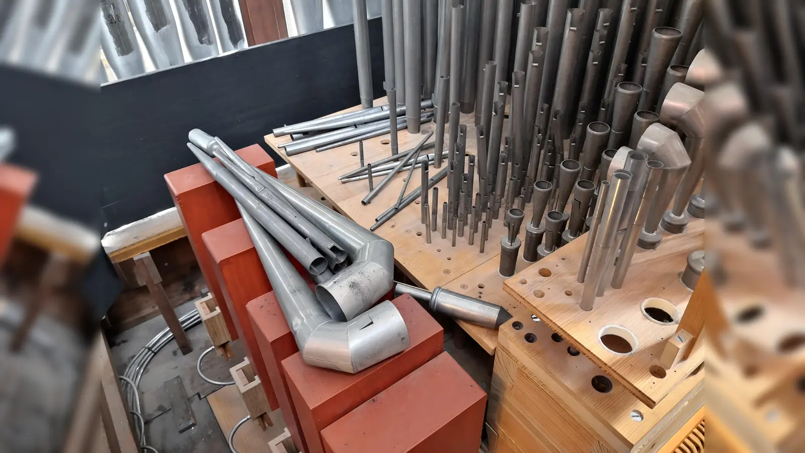 Herausgerissene und verbogene Pfeifen, gekappte Luftschläuche: Eine Renovierung der historischen Orgel in St. Wolfgang würde rund 25.000 Euro veranschlagen. (Foto: PV Haidhausen)