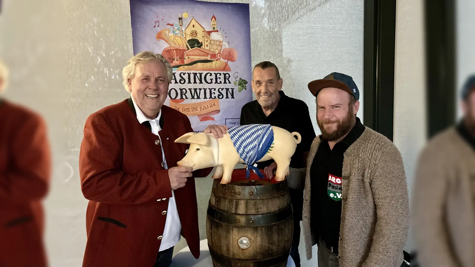 Das gibt es für die Vereine am 24. Juli zu gewinnen: ein Spanferkel und zwei 30-Liter-Bierfässer, Stifter Albert Duin mit Toni Hinkofer und Andreas Kirchmeier vom Wiesnrat (v.l.). (Foto: Ulrike Seiffert)