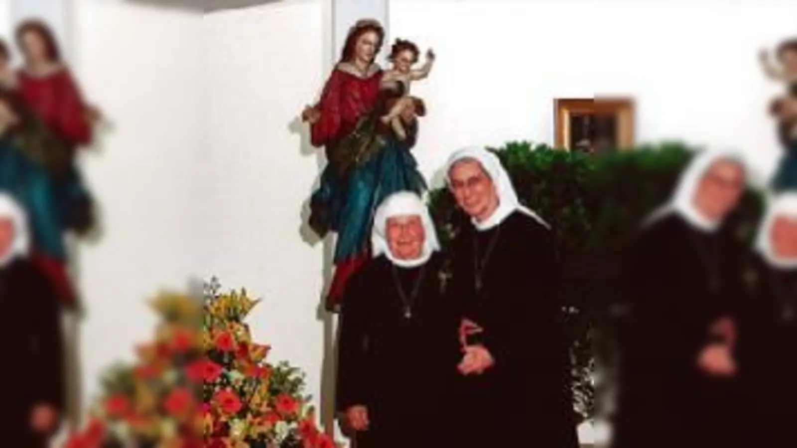 Schwester M. Drausina Bacherle (links) feierte 70-jähriges Professjubiläum. Die Generaloberin gratulierte ihr.  (Fotos: VA)