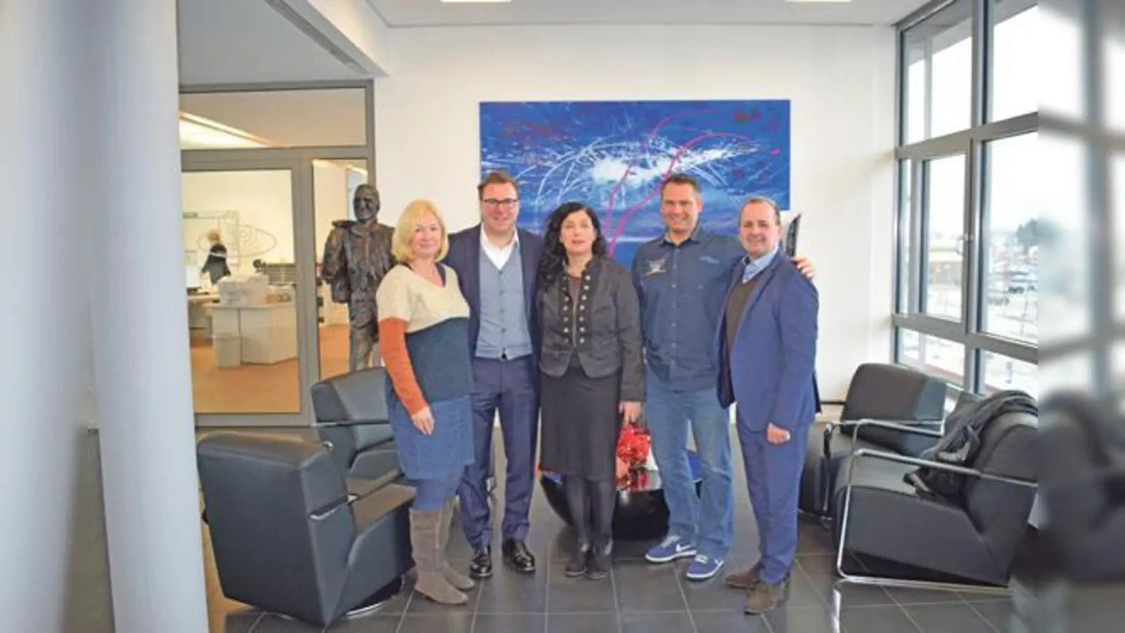 Birgit Wölfl, Jürgen Loher, Gisela van der Heijden, Martin Jochner und Dirk Urland  (v. l.) bei der Spendenübergabe der Firma Lipp GmbH.                                             (Foto: Danuta Pfanzelt)