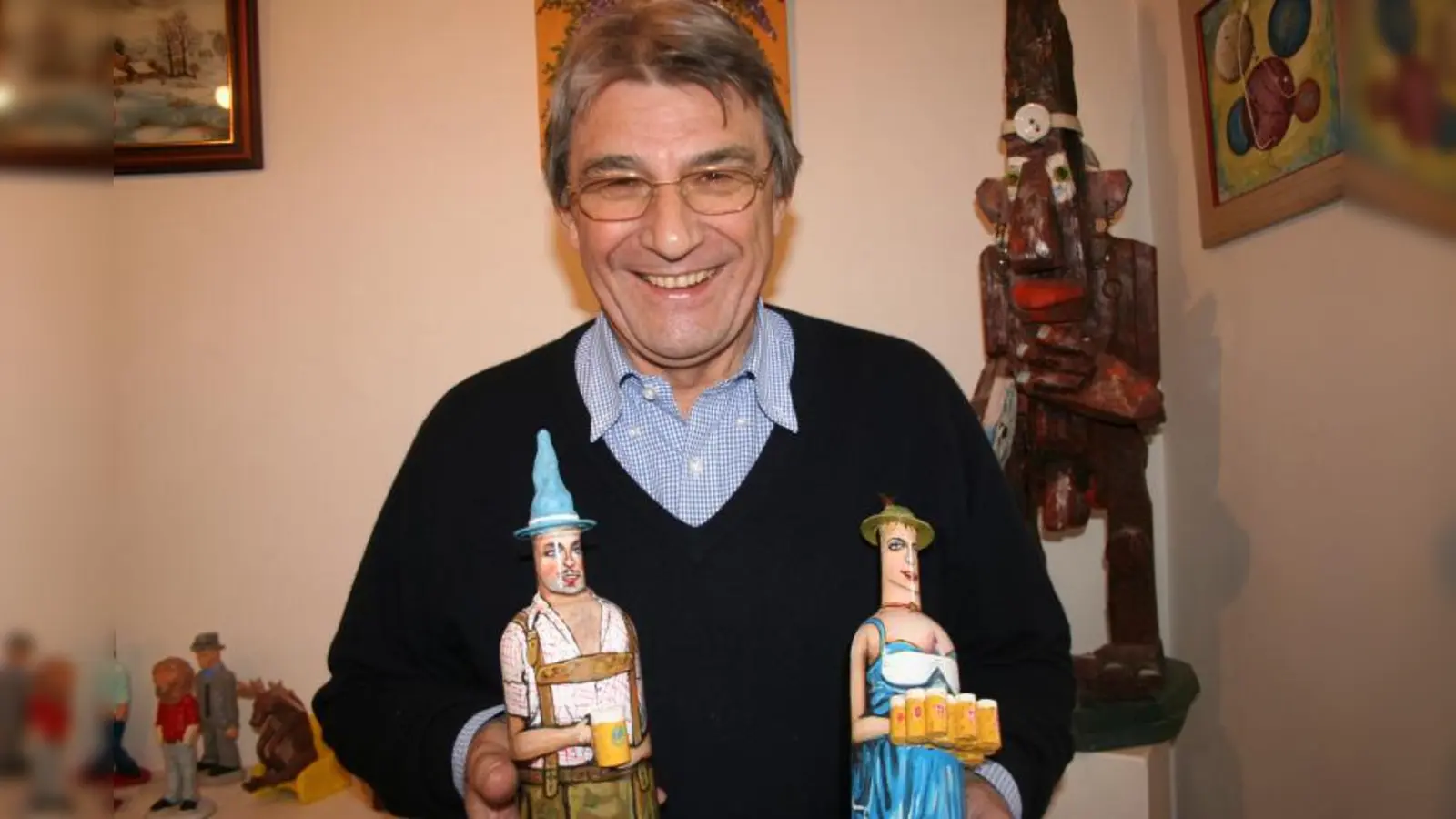 Hans Holzinger mit zwei Exponaten aus seiner Sammlung. (Foto: ws)