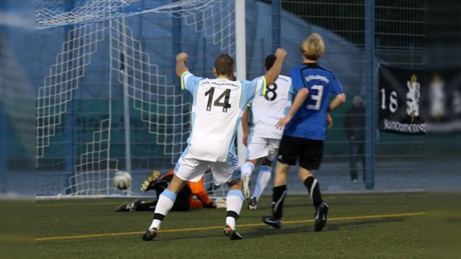 Trifft zum 2:1 für die Löwen: Christian Holzer (Nr. 8).  (Foto: A. Wild)