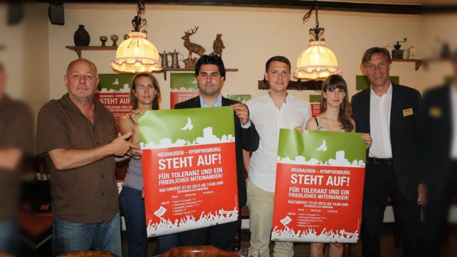 Setzen ein Zeichen gegen Rassismus: die beiden Initiatoren des Kulturfestes Willi Wermelt (li.) und Nima Lirawi (3.v.l.) zusammen mit  Dr. Miriam Heigl von der Fachstelle gegen Rechtsextremismus (2.v.r), Alexander Eisfeld, Vorsitzender des VPJ e.V. (3.v.r.), VPJ-Vorstandsmitglied Rosa Kindl (2.v.r.) und Andreas Bieberbach von „München ist bunt e.V.”. (Foto: sb)