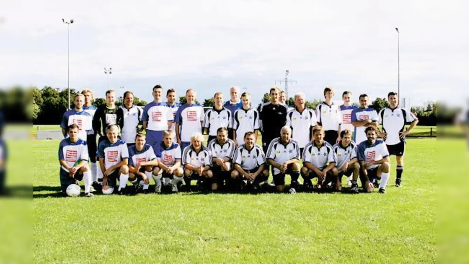 Die Auswahlelf der Münchener Nord-Rundschau und der FC Sternstunden werden sich auch am Samstag wieder einen heißen Kampf liefern.	 (Fotos: cr)