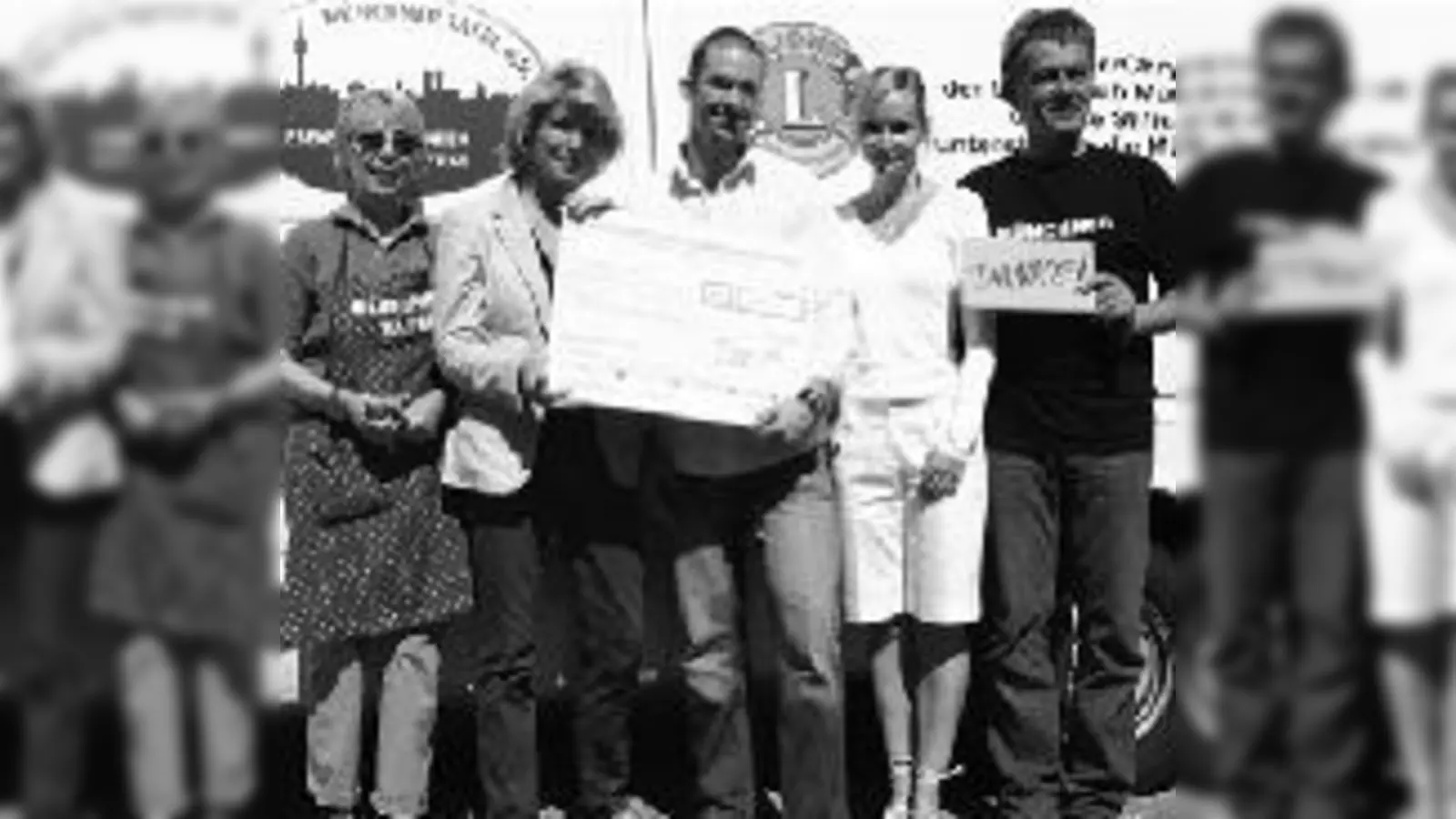 Freuten sich riesig über den gespendeten Betrag der Firma Serviceplan: Doris Hauff, Hannelore Kiethe, Matthias Mittermüller, Anja Nauenburg und<br><br>Reiner Raab (v. li.).	 (Foto: pa)