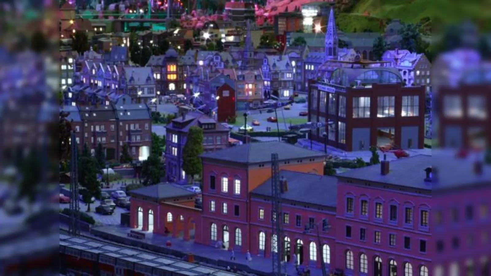 Stimmungsvolle Beleuchtung und viele kleine Christbäume erwarten die Besucher der Modellbahn-Schauanlage in Heimstetten.	 (Foto: Miniland)