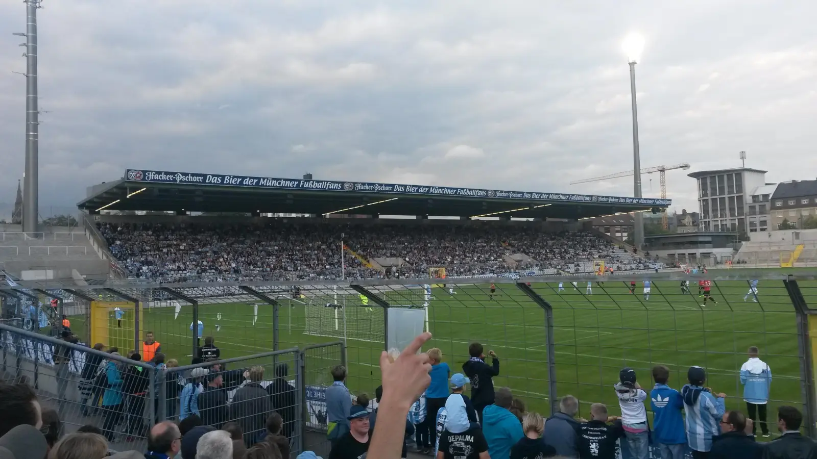 Weitere Begehrlichkeiten gibt es für das Grünwalder Stadion. Der BA will die Wünsche prüfen. (Foto: Archiv)