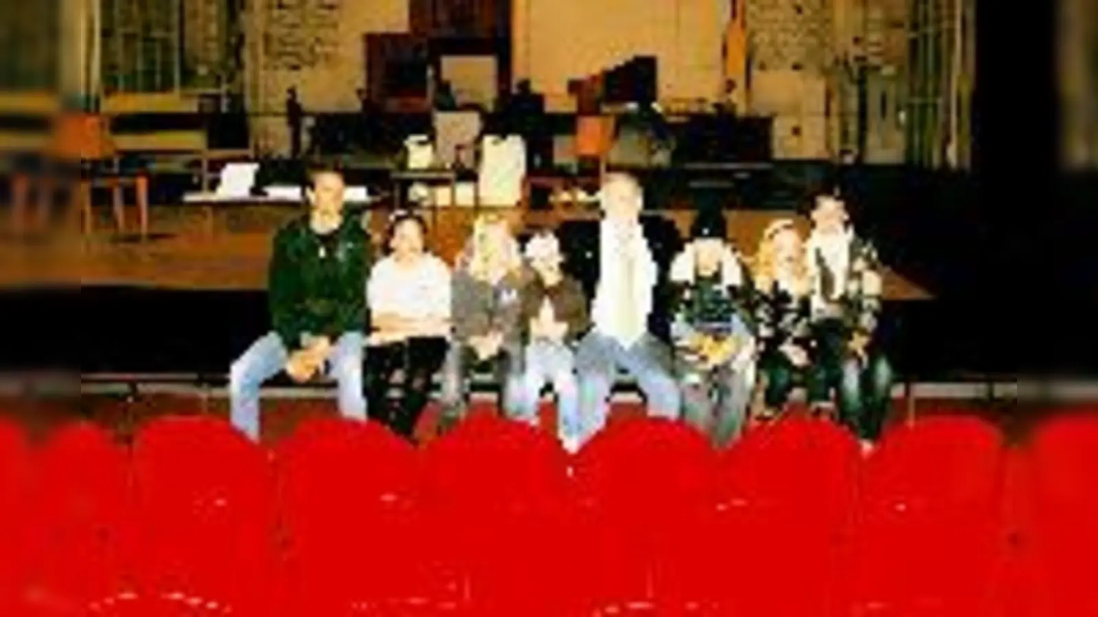 Arne Fritz, Pädagoge bei der Arche (links) und Tabea Eifert (rechts) ermöglichten Fatmah, Tamara, Chantal, Mohammet und Fatma den Theaterbesuch. In der Mitte: Chefdisponent Dieter Opitz.	 (Foto: mka)