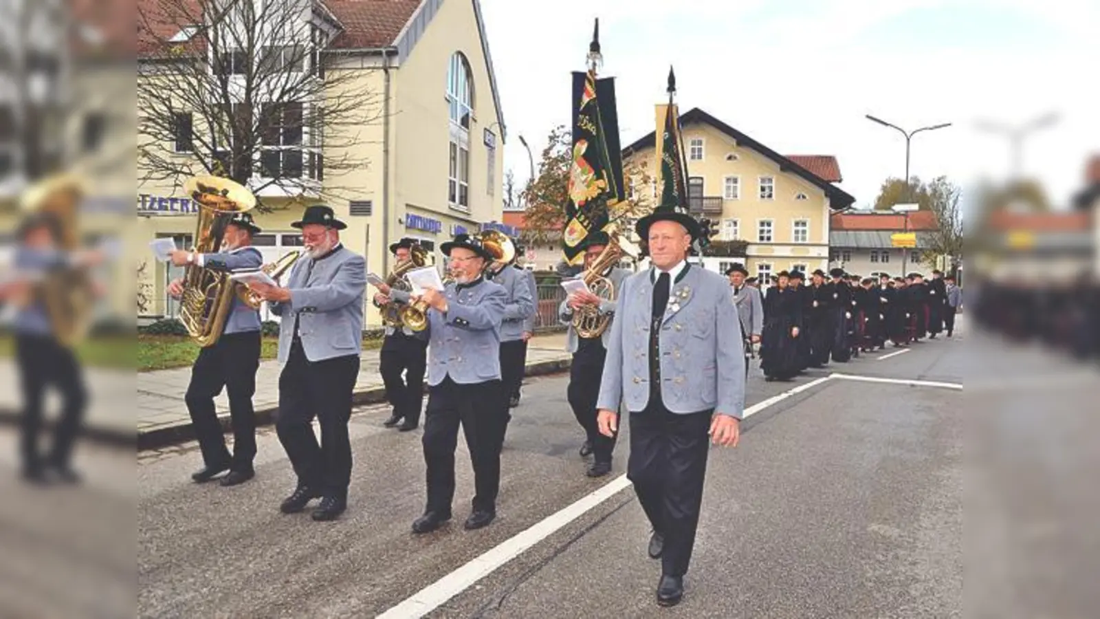 Beim Jahrtag des Trachtenvereins DHachingertaler zogen die Trachtler gemeinsam zum Gottesdienst  nach St. Korbinian. 	 (Foto: VA)