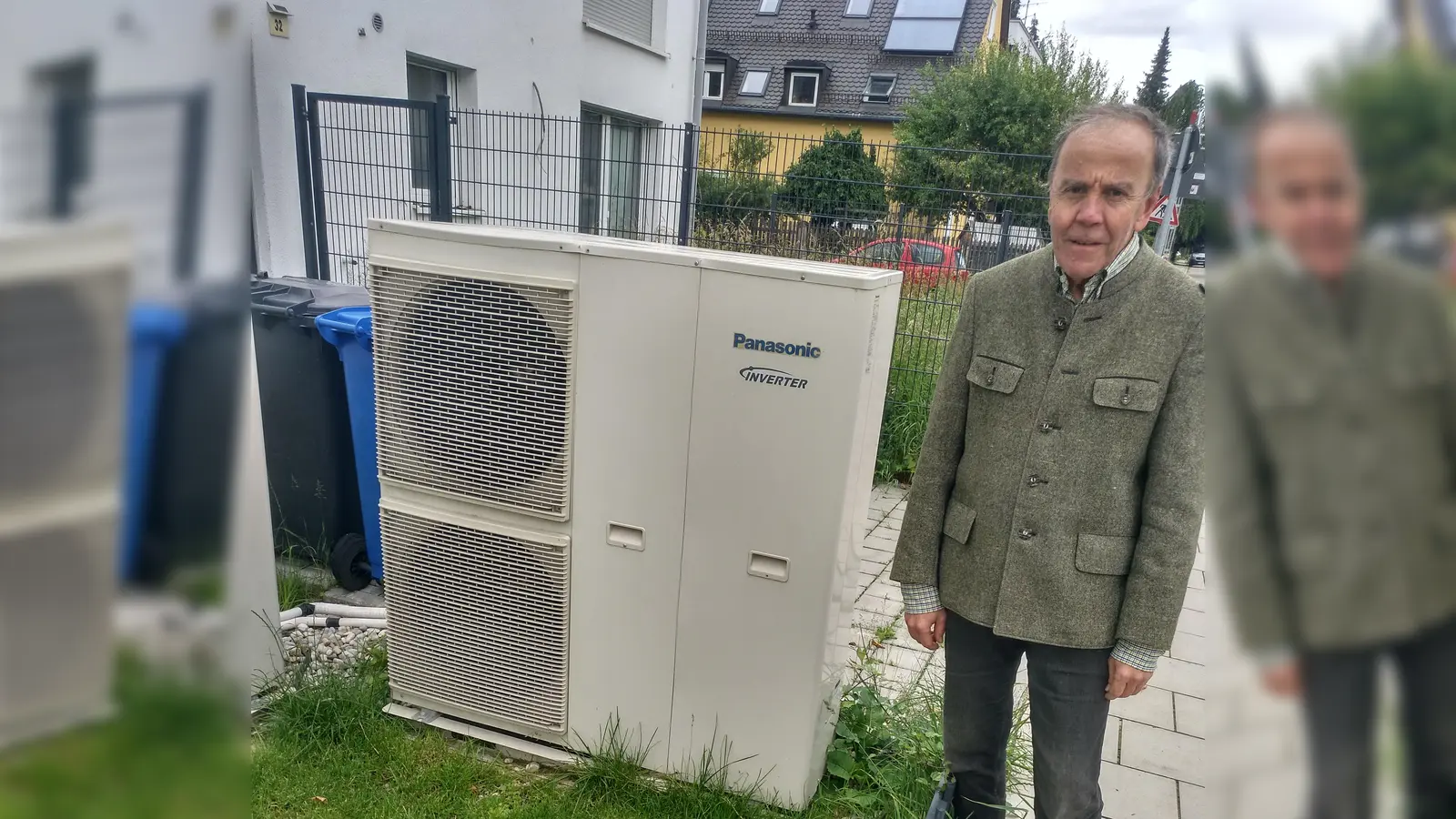  Der Vorstand der Eigenheimer Harlaching, Robert Franck, neben einer im Vereinsgebiet bereits installierten Wärmepumpe. Am 24. Juni findet ein Infoabend statt. (Foto: W. Böll)