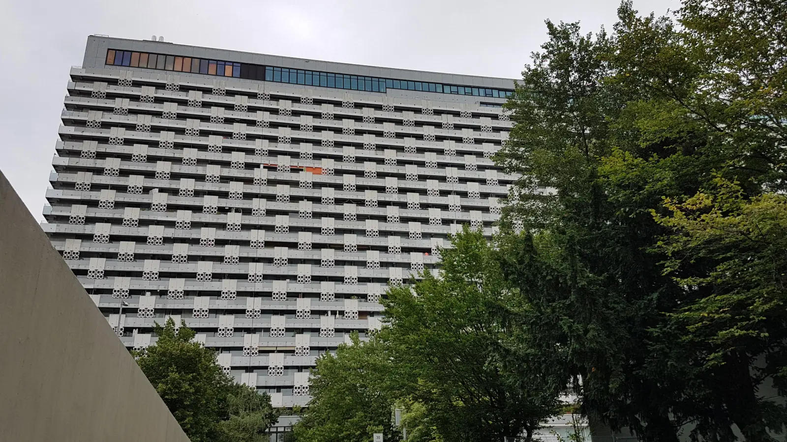 Das Arabella-Hochhaus wurde 1969 fertiggestellt. Statt des Abrisses, der lange als unumgänglich galt, soll das Gebäude umgebaut, saniert und erweitert werden. (Foto: bas)
