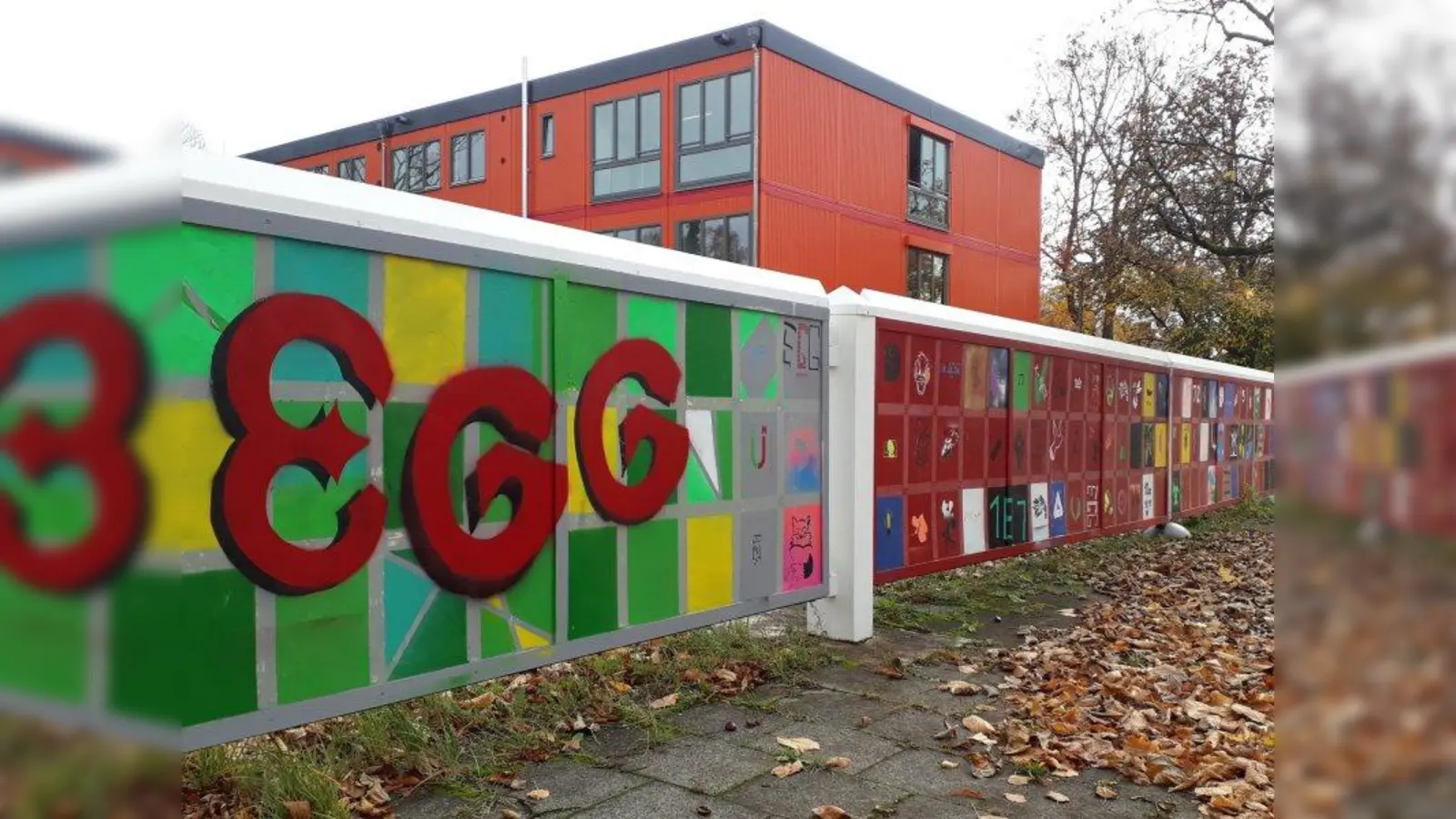 Das Schultor des Erasmus-Grasser-Gymnasiums wurde Ende des vergangenen Schuljahres von Schülerinnen und Schülern der damaligen 9. Jahrgangsstufe im Kunstunterricht gestaltet. (Foto: EGG)